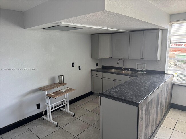 Foto del edificio - 2435 N Dixie Hwy
