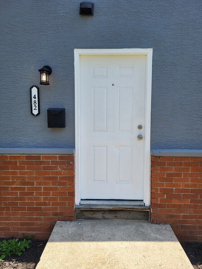 Puerta principal - 482 S Richardson Ave