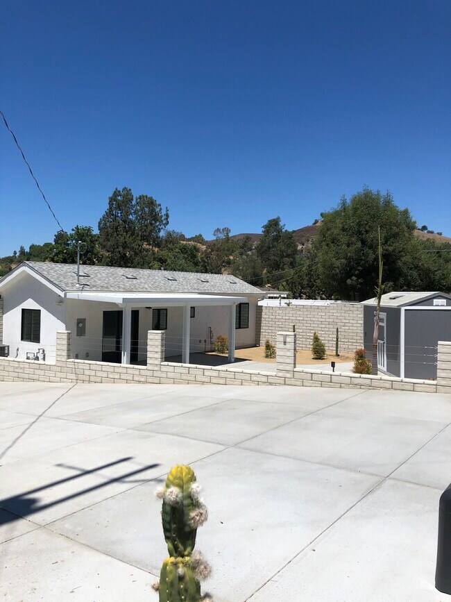 Foto del edificio - 9857 Wheatland Ave