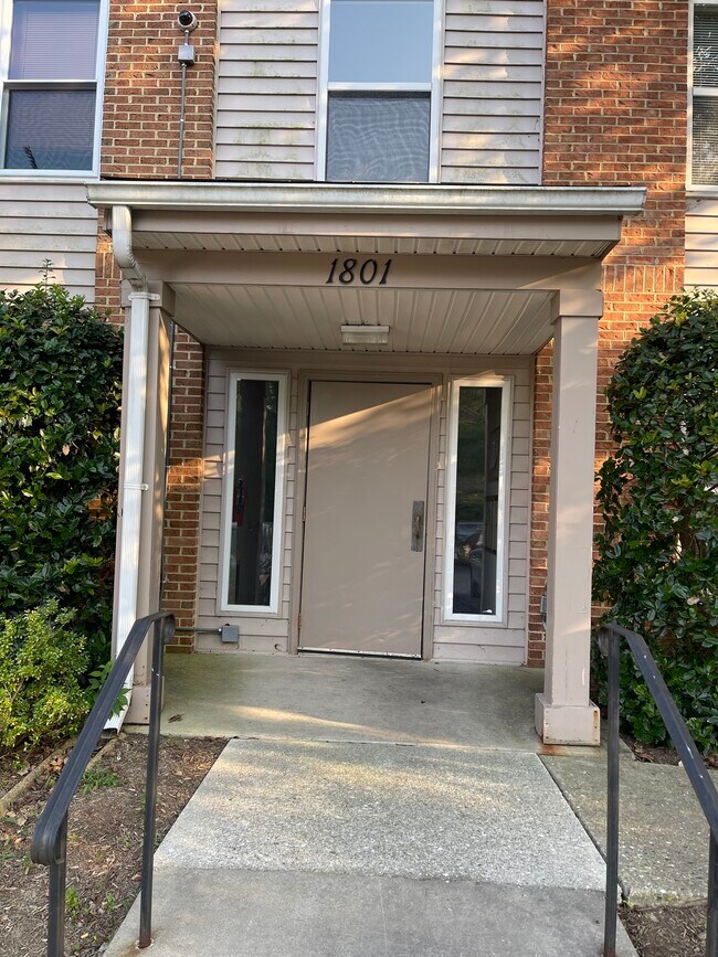 Building Photo - 1801 Snow Meadow Ln