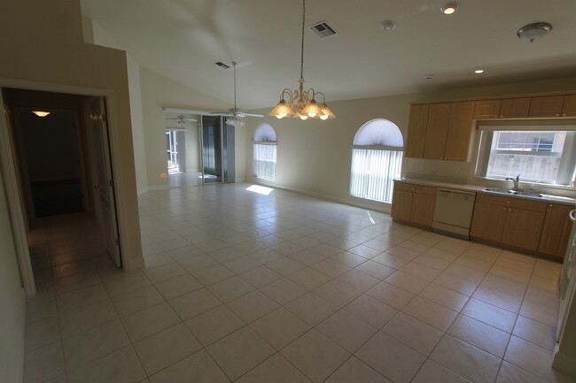 Building Photo - ** PET FRIENDLY **NAPLES PARK - NO HOA - P...
