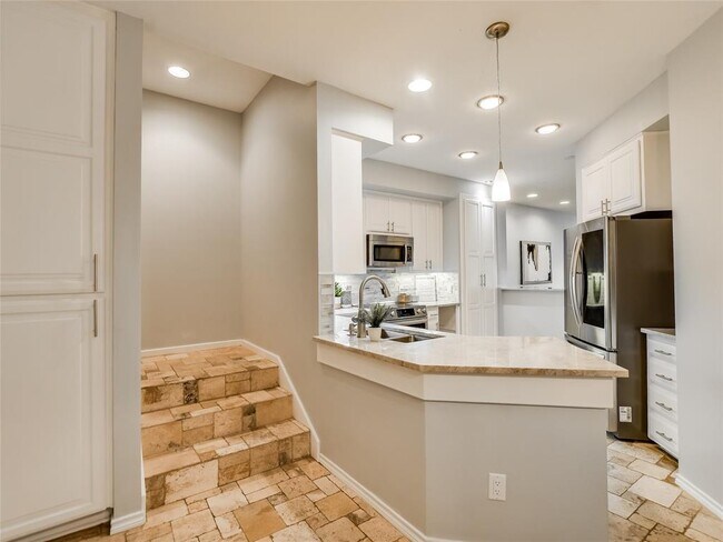 Building Photo - 5603 Oakwood Cove