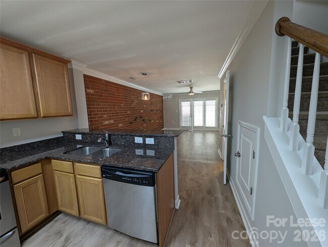 Foto del edificio - 1215 Green Oaks Ln