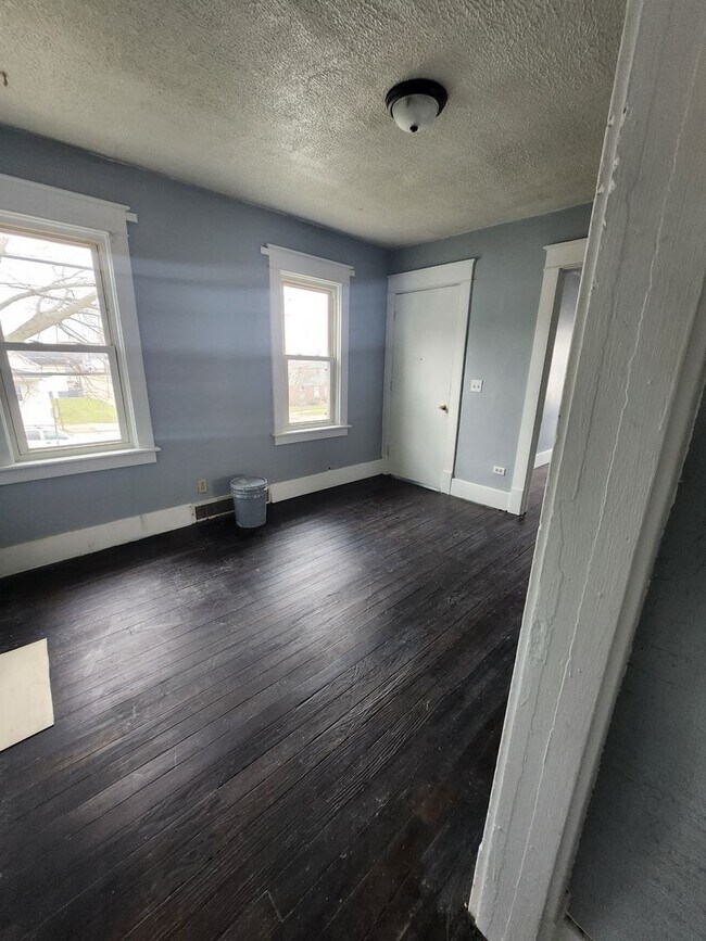 Building Photo - 3 bedroom on west side