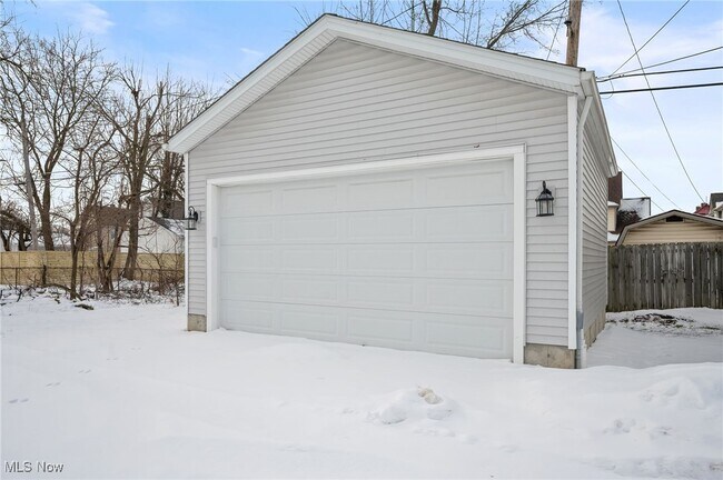 Foto del edificio - 2244 E 100th St