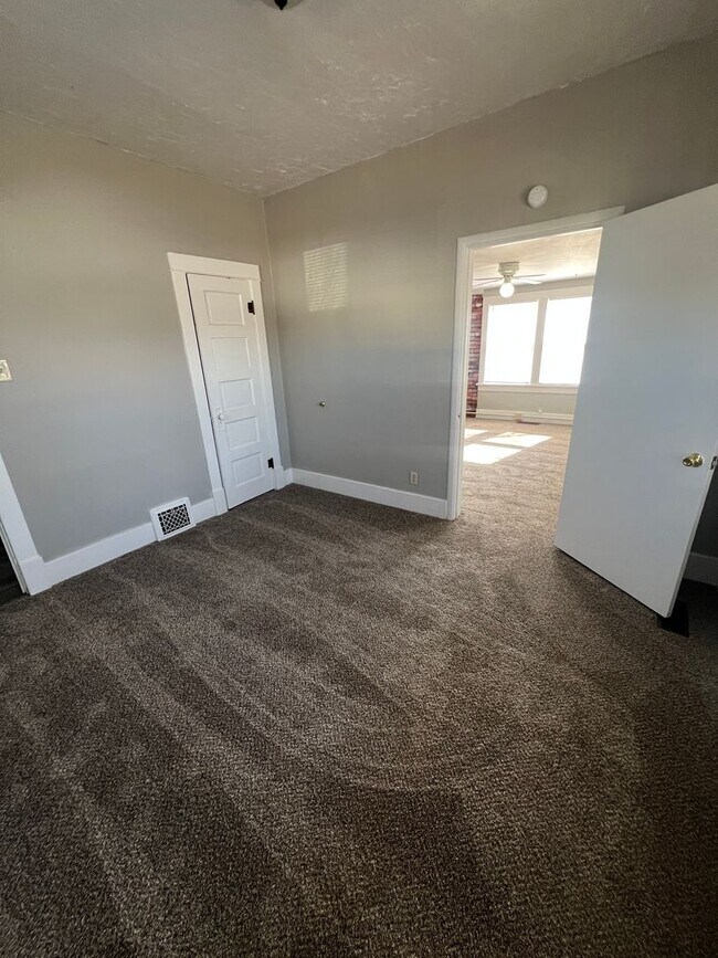 Foto del edificio - Spacious-Charming-Two Plus Bedrooms-Sunny Windows-Fenced Yard-Pet Family Members Welcome!