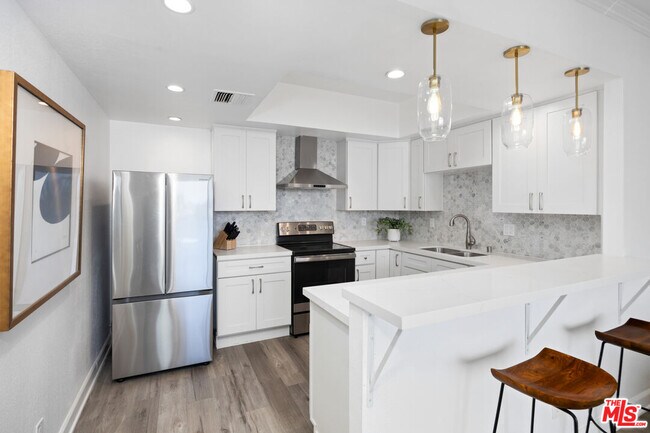 Building Photo - 321 S San Vicente Blvd