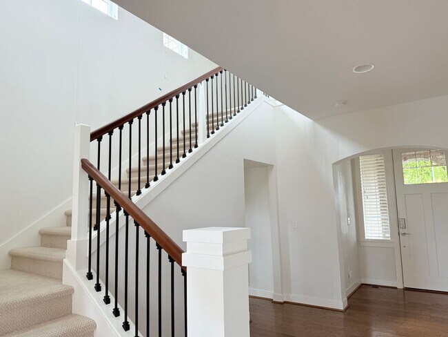 Building Photo - Beautiful 5-Bedroom Home with Mt. Rainier ...