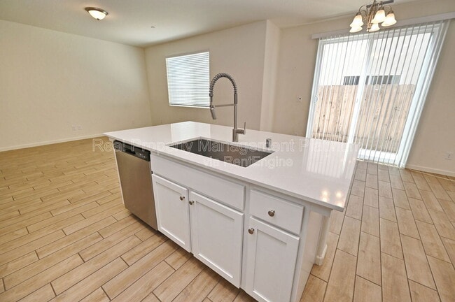 Building Photo - 2273 N Raleigh Dr