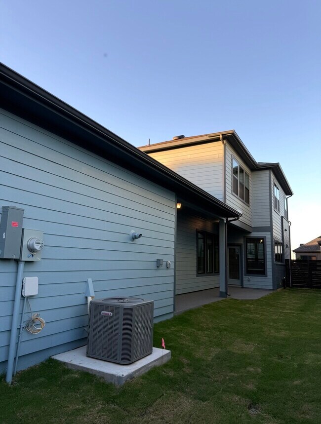 Foto del edificio - 3323 Full Bellied Ln