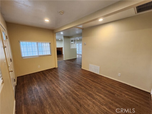 Foto del edificio - 9015 Carron Dr