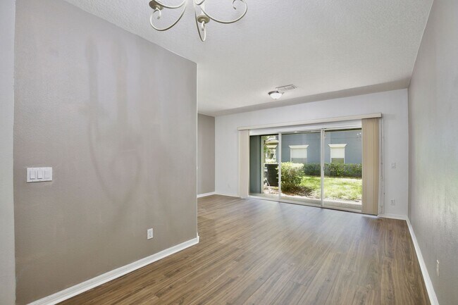 Foto del edificio - Beautiful 2/2.5 Cozy Townhome with a 1 Car Garage in the Gated Community of Victoria Pines - Orlando