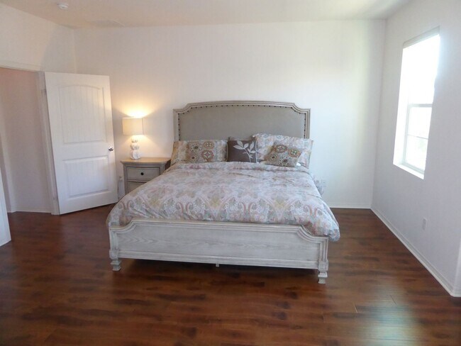Foto del edificio - COMING SOON! Beautifully Remodeled 3-Bedro...