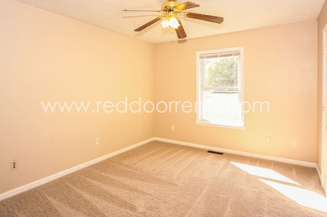 Building Photo - PENDING APPLICATIONS! Camby 2 BD, 1.5 Bath...
