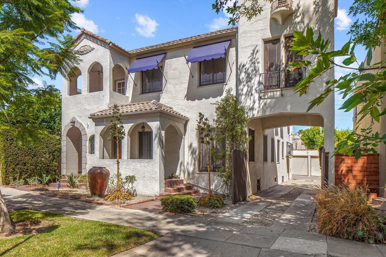 Primary Photo - 642 N Windsor Blvd
