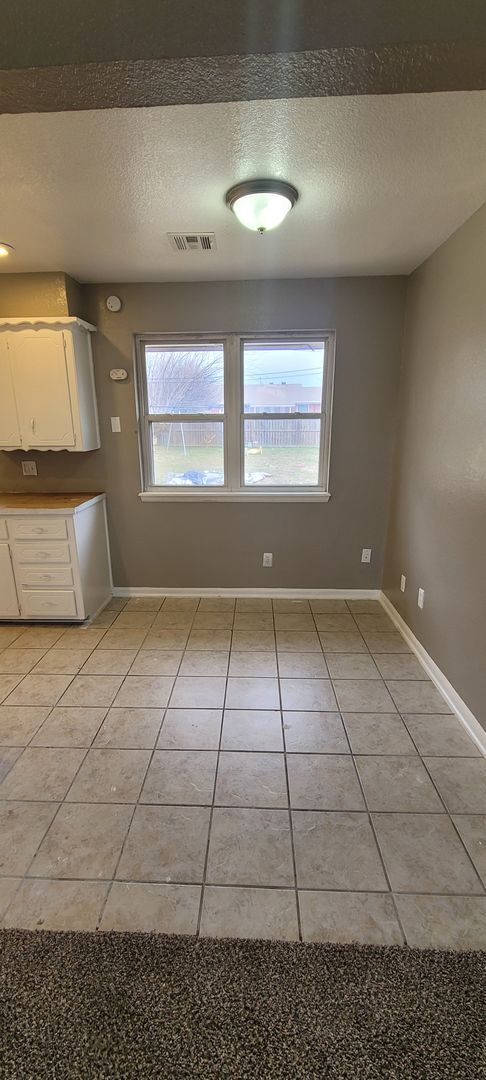 Building Photo - Cute 4 bedroom House