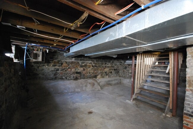 Building Photo - 123 E Howard St