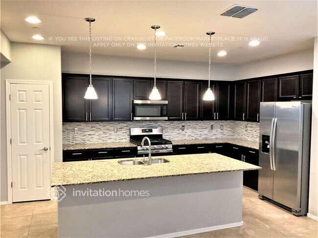 Building Photo - 208 N Sandal