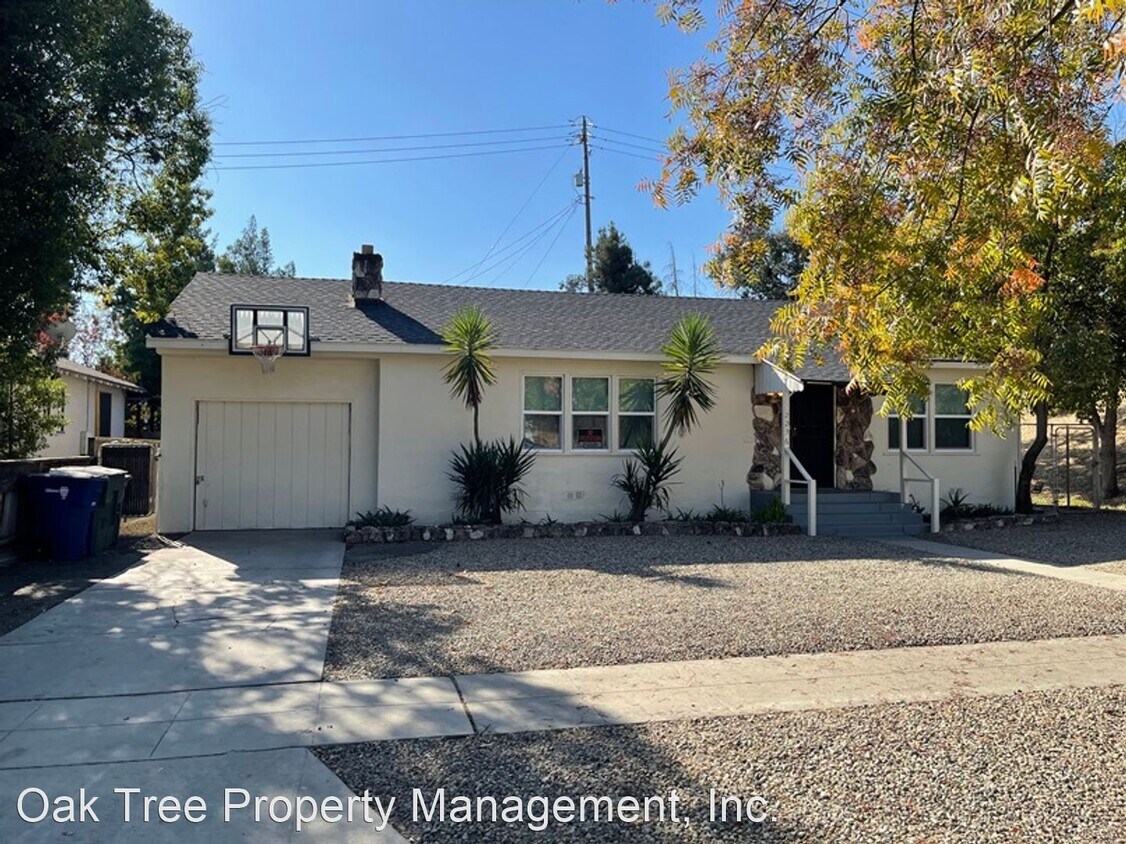 2 br, 1 bath House 2236 E. Michigan Avenue House Rental in Fresno