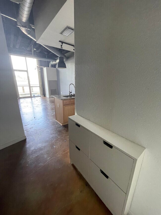 Building Photo - 420 N Adams St