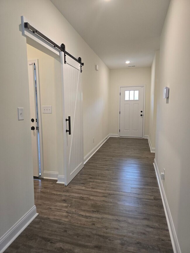 Building Photo - NEW LISTING!!!!!