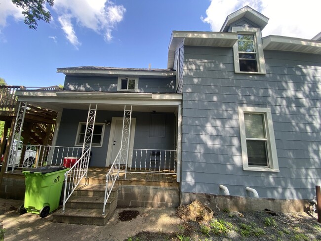 Building Photo - FREE OF SECURITY DEPOSIT 3 bed 1 bath righ...