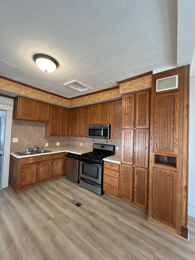 Building Photo - Oakland Gem, calling your name!