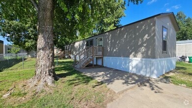 Building Photo - 2124 E Maywood St