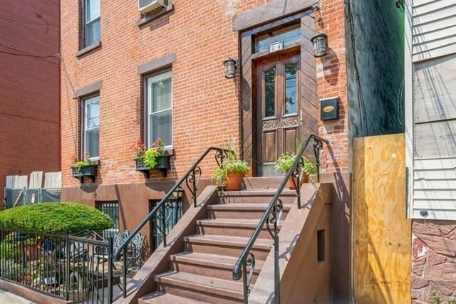 Primary Photo - 24 Bright St