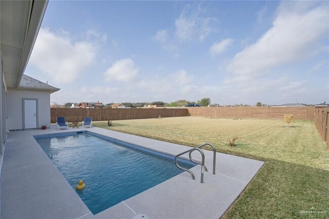 Building Photo - 2411 Drakensburg Ave