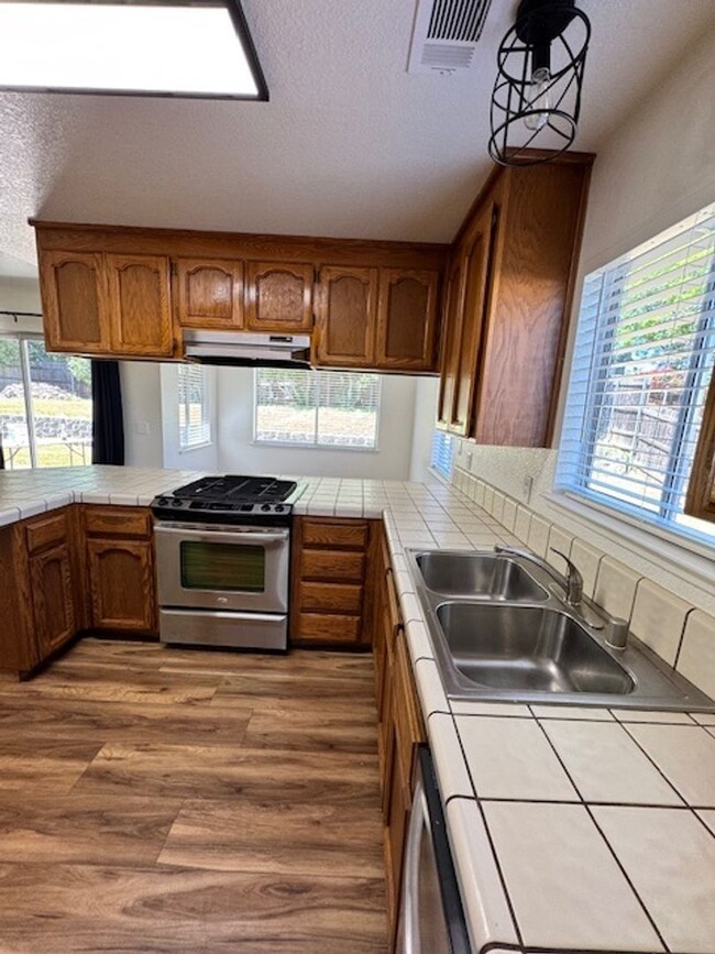 Foto del edificio - North Hilltop 3 Bedroom Home AVAILABLE FOR...
