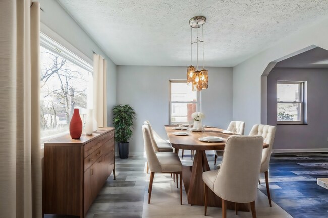 Foto del edificio - 728 Mayville Ave