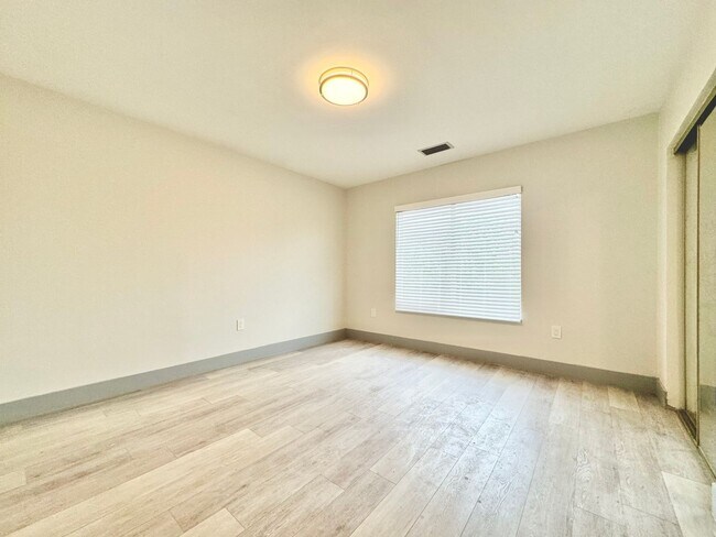 Foto del edificio - Fully Remodeled 4 Bedroom/ 4 Bathroom Single Family Home