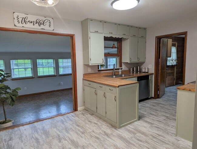 Building Photo - Charming 3 Bed, 2 Bath Home in Southeast Springfield – $1,595/Month