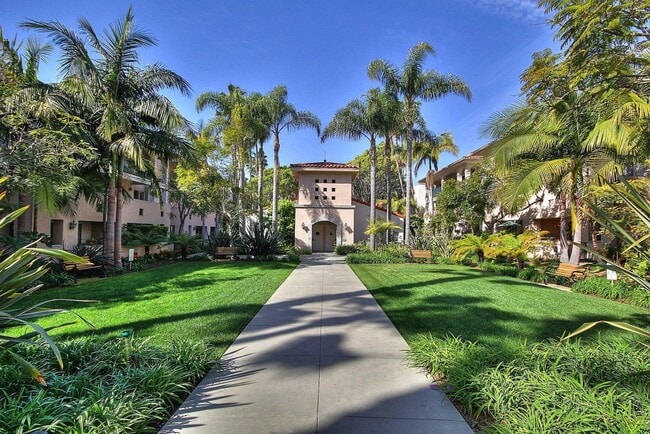Building Photo - Lovely ground floor unit at the incredible El Escorial! Santa Barbara:)