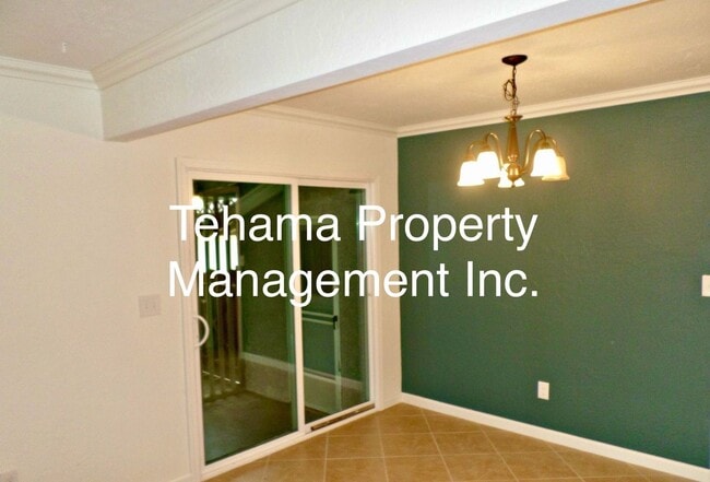 Building Photo - Charming 3 bedroom 1 bath with spacious bo...
