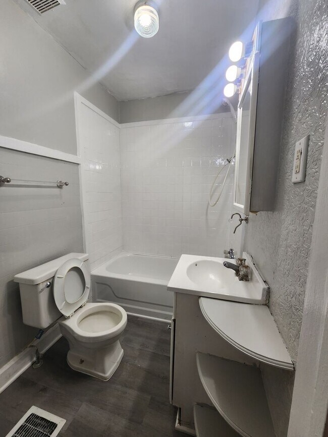 Building Photo - Spacious One Bedroom near 10th and Emerson