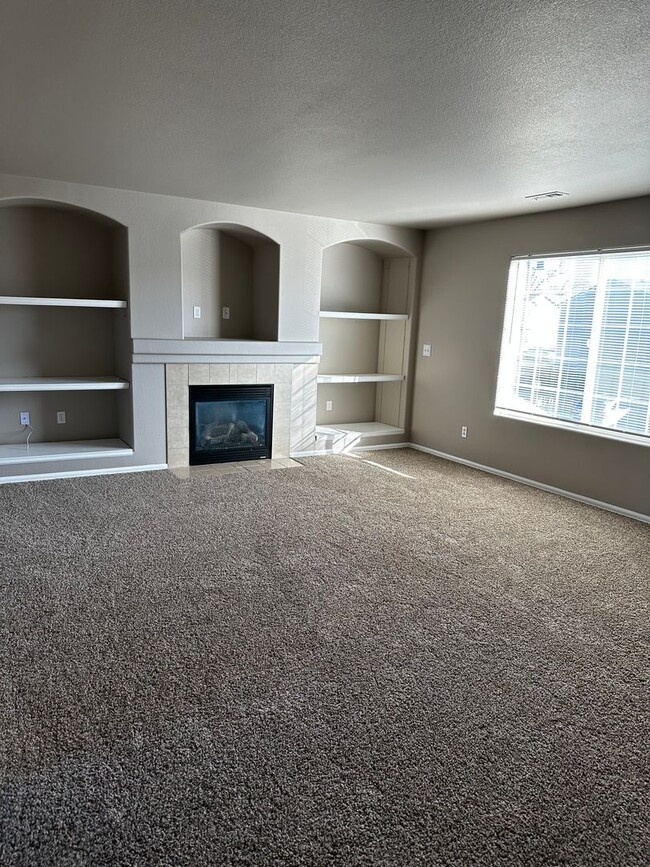 Building Photo - Great Upper Unit Condo w/1-Car Detached Ga...