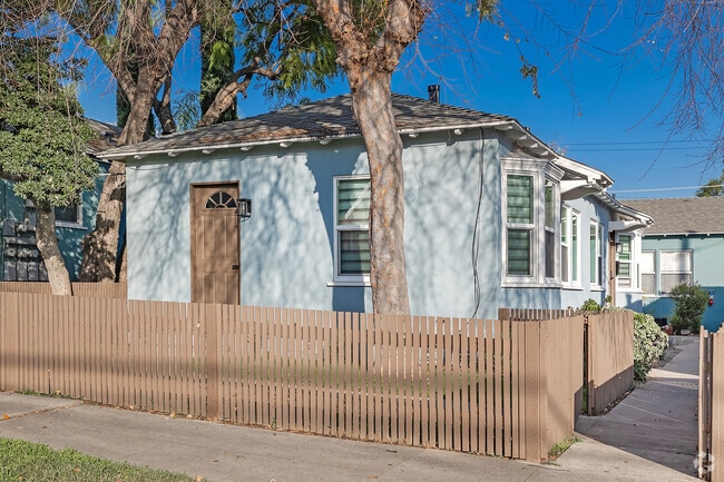 Building Photo - 1728 N Sierra Bonita Ave