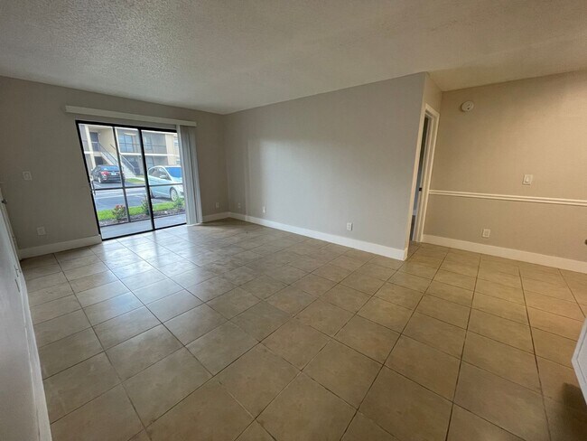 Building Photo - 5323 Summerlin Rd