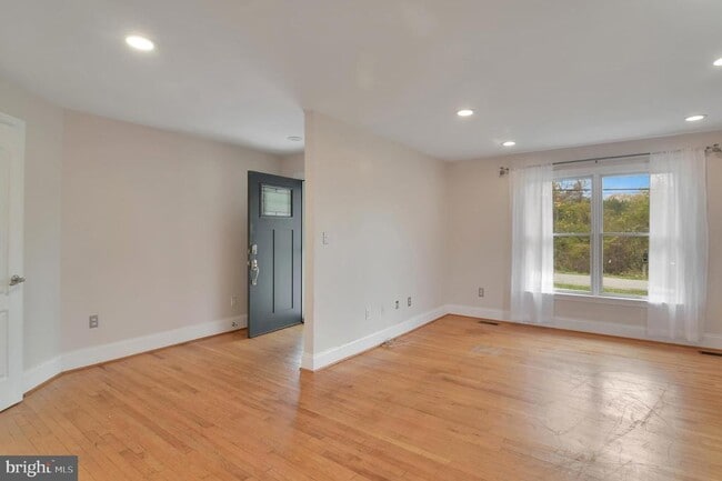 Foto del edificio - 8229 Jumpers Hole Rd