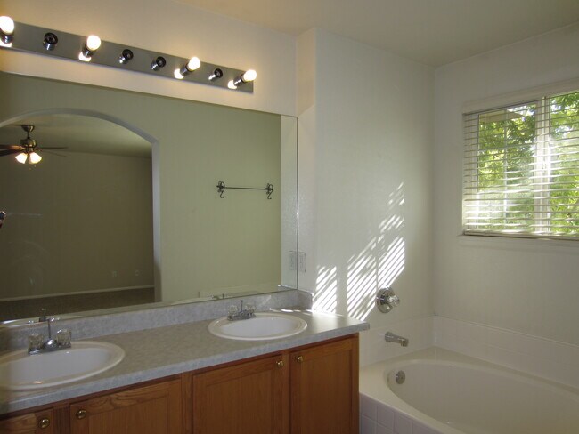 Foto del edificio - 10761 Cook Ct