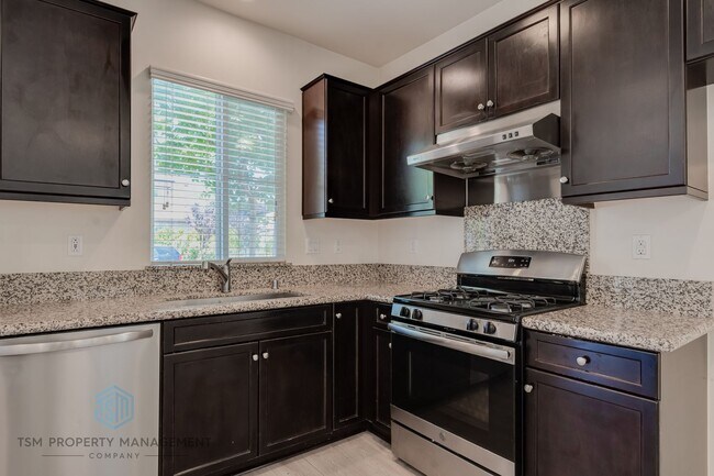 Foto del edificio - 4-bedroom, 3-bath home in the gated community of Harvest at The Preserve in Chino