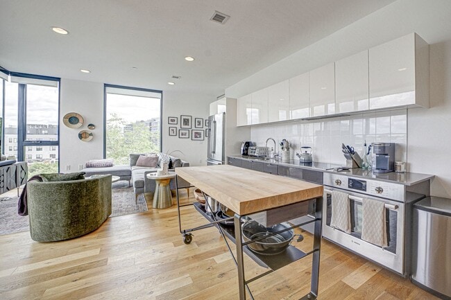 Foto del edificio - Penthouse Living Redefined at Chapman Stables