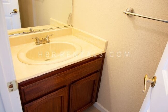 Building Photo - Charming 3-Bedroom Retreat with Cozy Fireplace in Tracy – Spacious Home with 2.5 Baths!