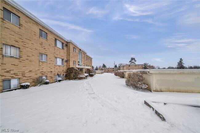 Foto del edificio - 5200 Royalton Rd