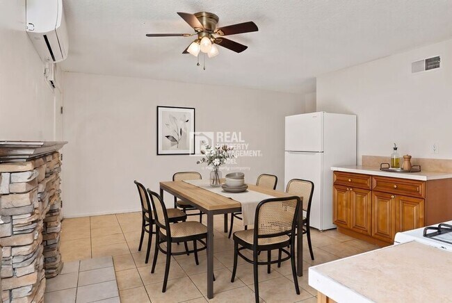 Building Photo - 3009 Canyon Crest Dr