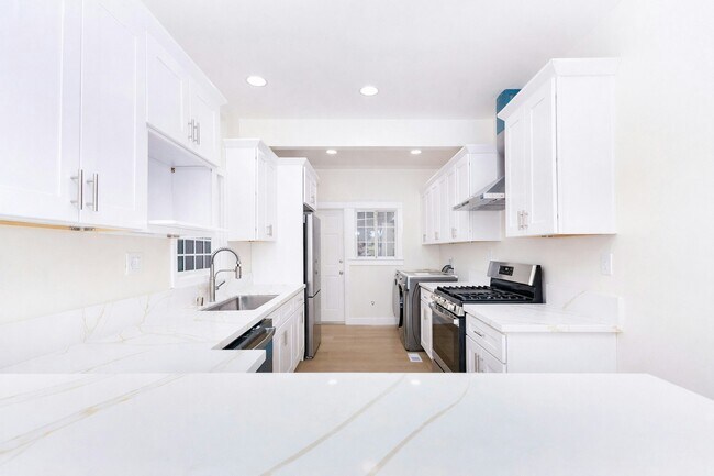 Building Photo - 1205 Oak Hill Ave
