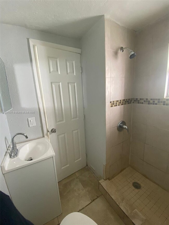 Building Photo - 1 bedroom in Miami FL 33161