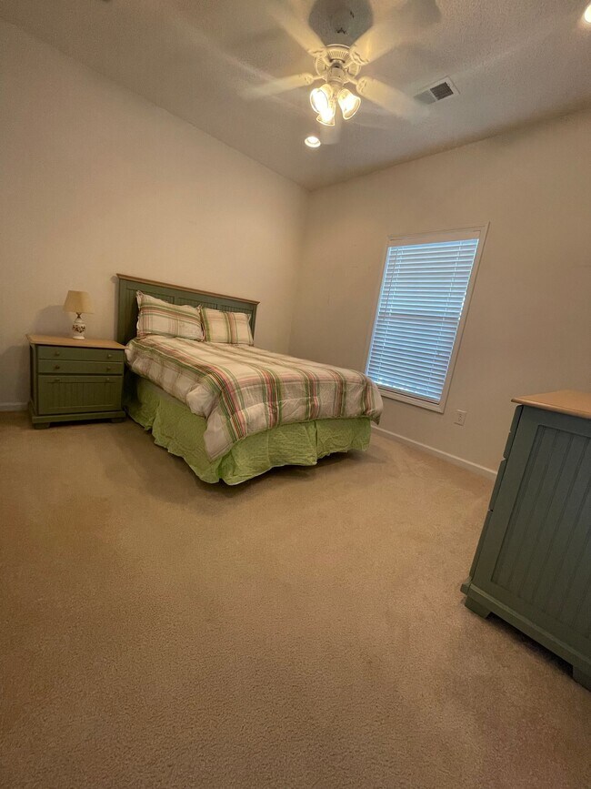 Foto del edificio - 5822 Longwood Dr